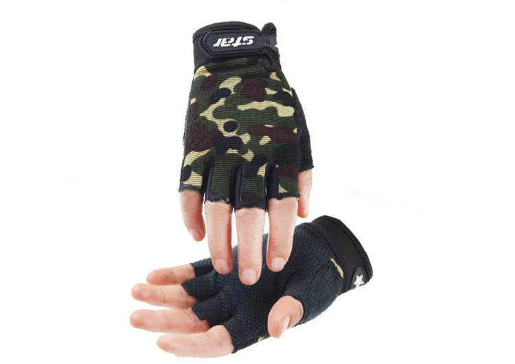Camo gloves for kids featuring a breathable design and adjustable straps for comfort