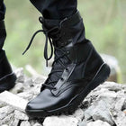 Leichte schwarze Militärstiefel
