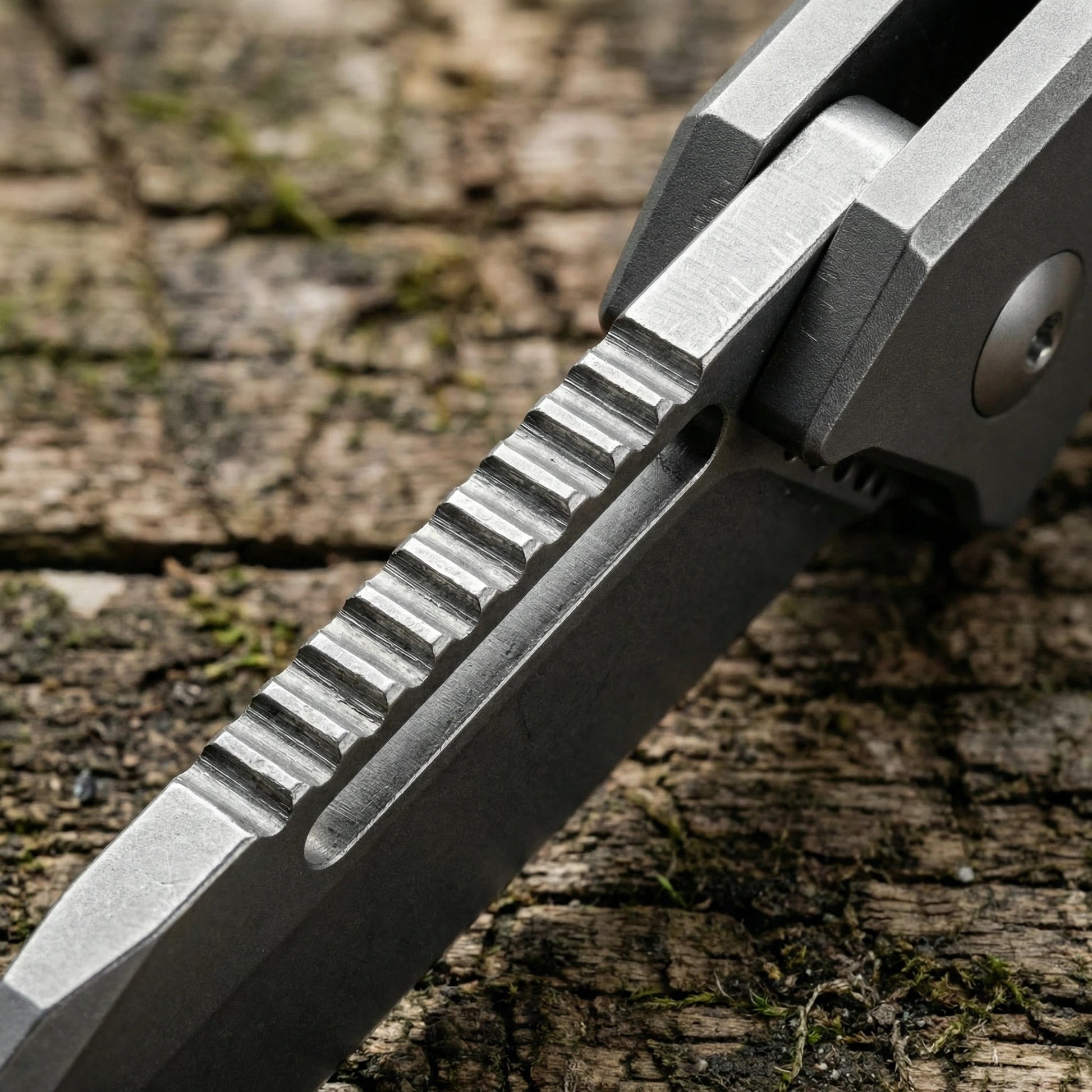 Folding utility knife with rugged design for outdoor tasks