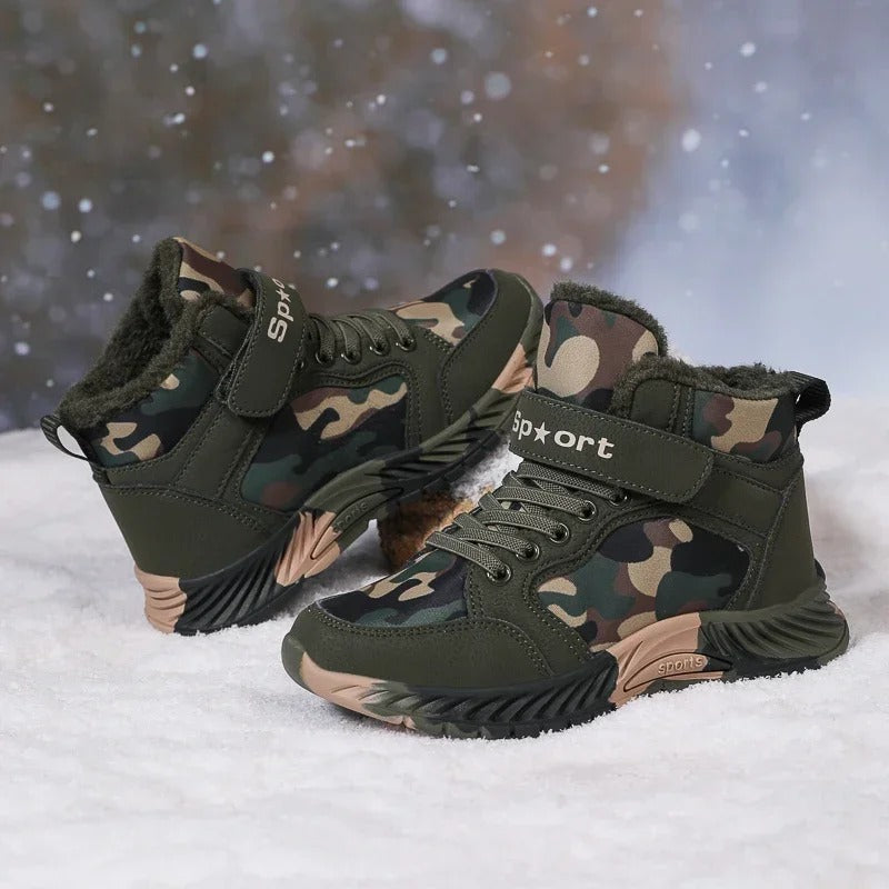 Kids warm sneakers in camouflage with adjustable strap for winter wear