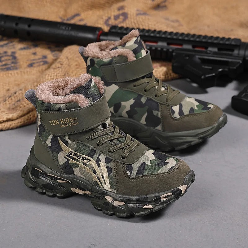 Kids warm sneakers in camo pattern with warm lining for outdoor activities