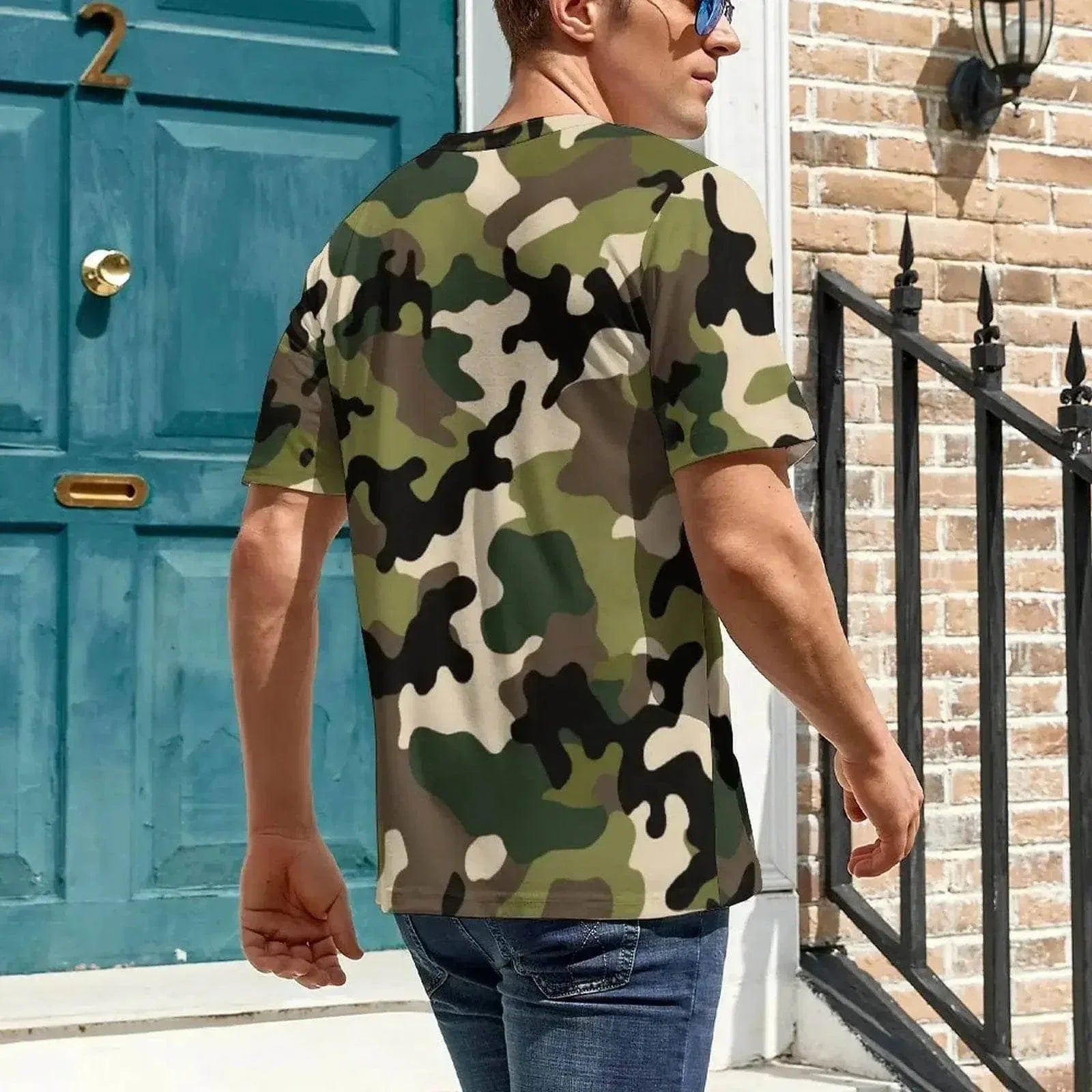 Military T-Shirt in camouflage print, ideal for outdoor activities and casual wear