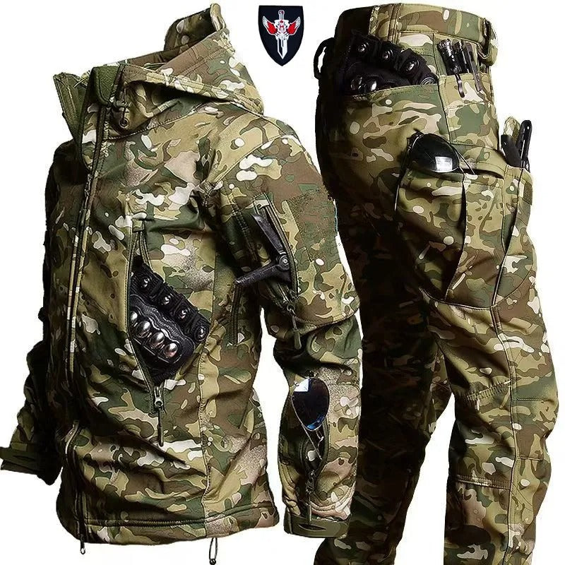 Outdoor camouflage suit in green with multiple pockets for tactical use