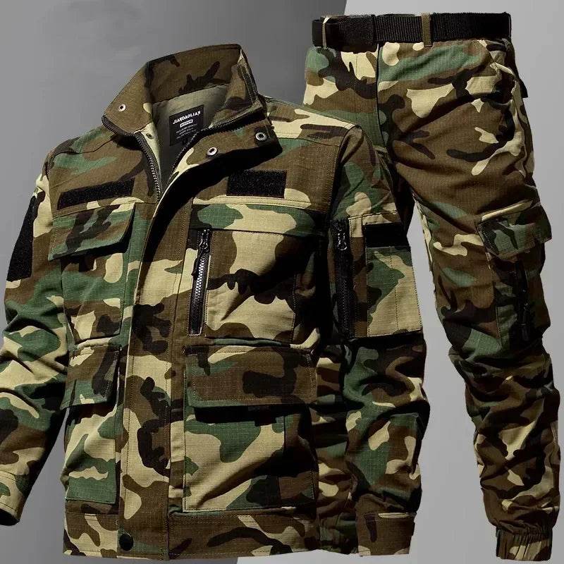 Outdoor camouflage suit in green tones for tactical use