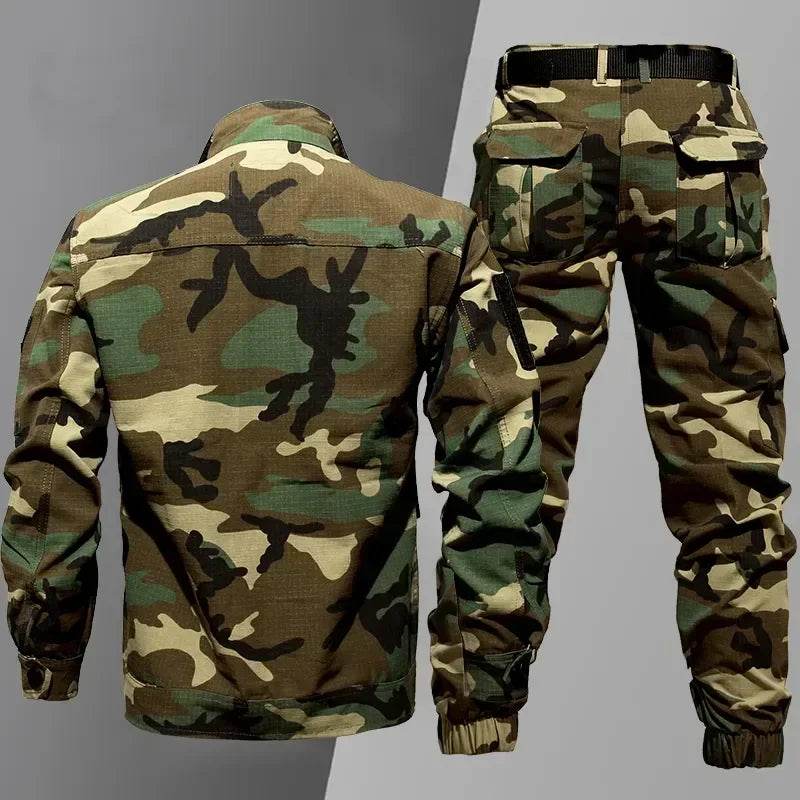 Outdoor camouflage suit in green and brown for tactical use