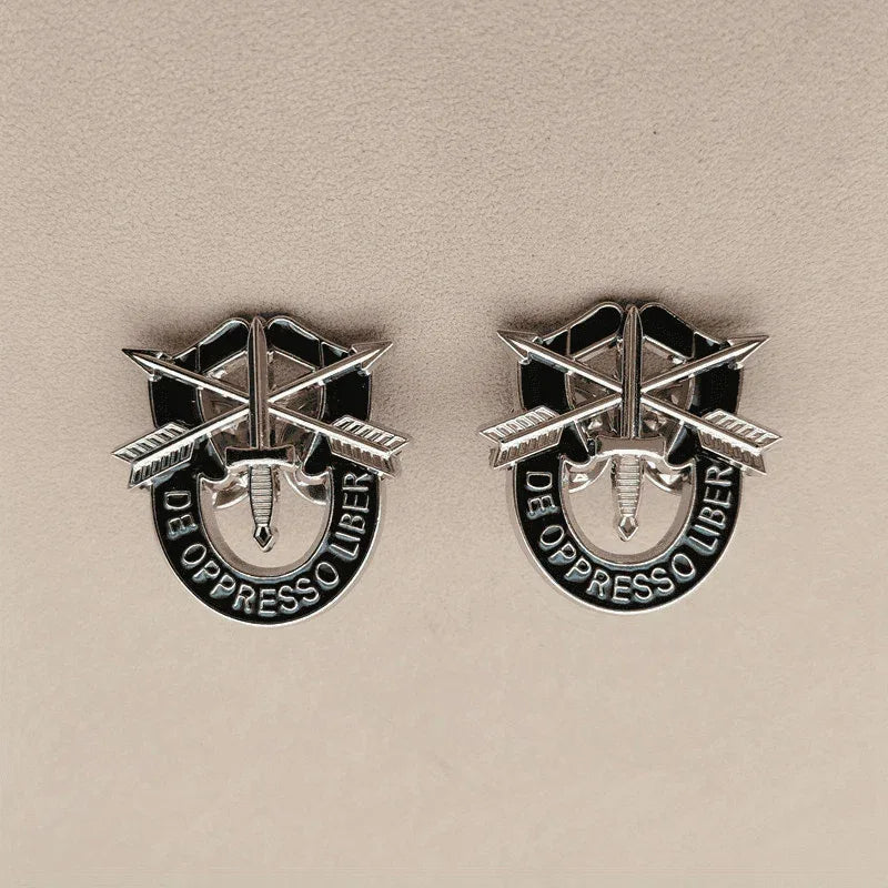 Special Forces pin in silver featuring crossed swords design